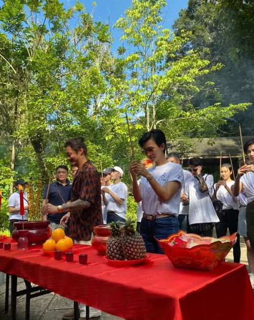 韩庚卢靖姗婚礼食物曝光,没餐盘水果肉堆一起,被吐槽像一桌垃圾